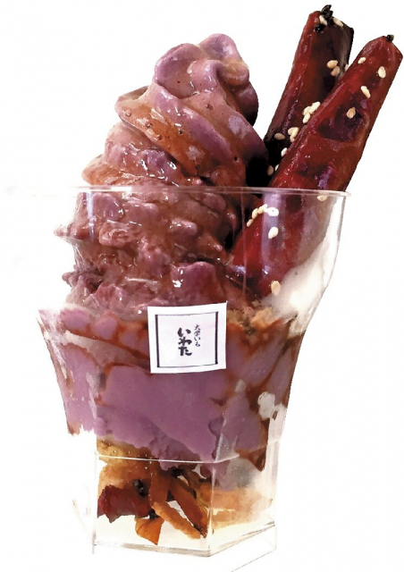 大学いもをトッピングした新感覚のパフェ「大学いも・川越いわた 時の鐘店」