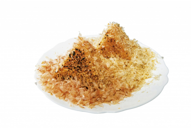 かつお節の中に隠れた焼おにぎり「中市本店」