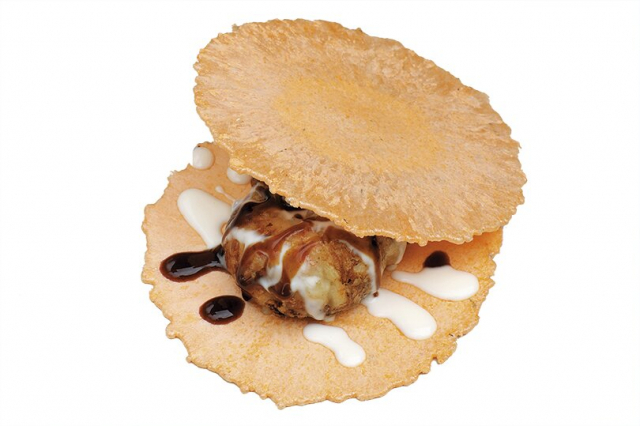 もっちり食感のたこ焼きをパリパリのせんべいでつぶして食べる「かのん」