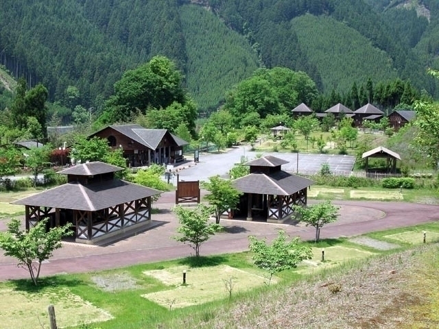 【京都府・バーベキュースポット】京都駅前「ビル屋上BBQ」「渓谷近くの河原BBQ」「自然を感じる木立のなかでBBQ」など!トイレや屋根付きエリアの有無など情報盛りだくさん!京都府のおすすめBBQスポット5軒をご紹介!