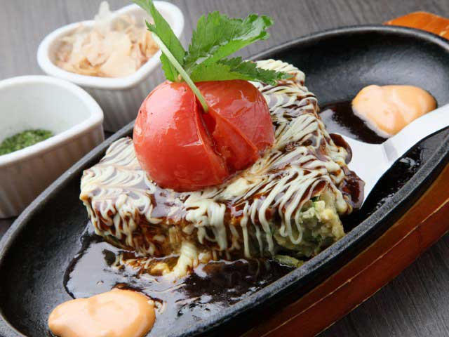 【梅田・お好み焼き】たっぷりのキャベツと色々な種類の具材!鉄板で焼かれた熱々のお好み焼きにソースとかつお節が踊る!梅田でおいしいお好み焼きが食べられる店7選