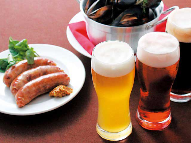 【新宿・飲み屋】もつ焼きの老舗、ショーが楽しめる店、シンガポールビールを生で味わえる店も!新宿で安くお酒を楽しむのにぴったりの飲み屋6選をご紹介