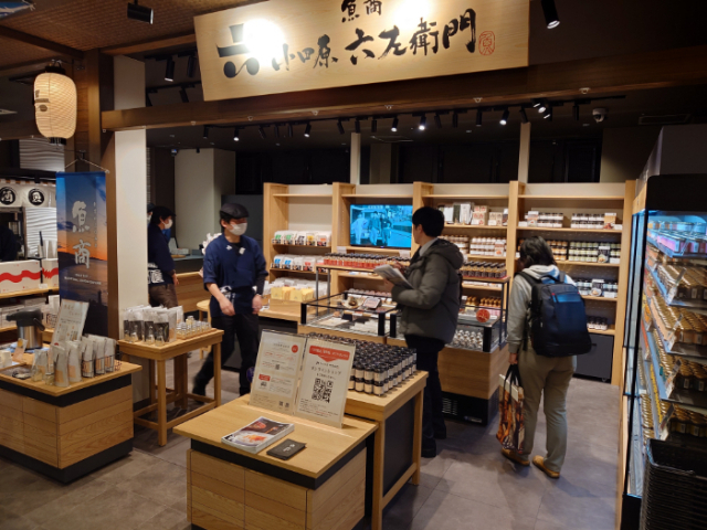 豊洲の仲卸が厳選する自慢の逸品が集まる「目利き横丁」