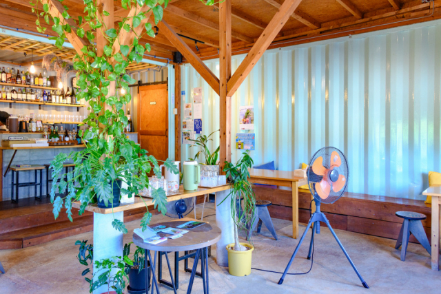 昼も夜も村民でにぎわう、かねやん食堂