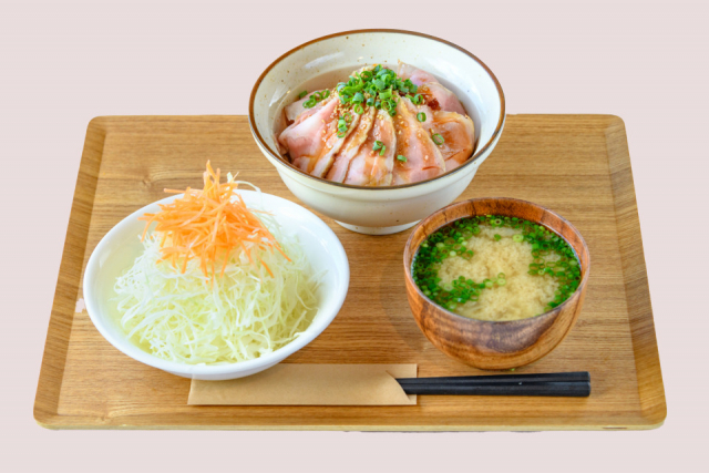 昼も夜も村民でにぎわう、かねやん食堂