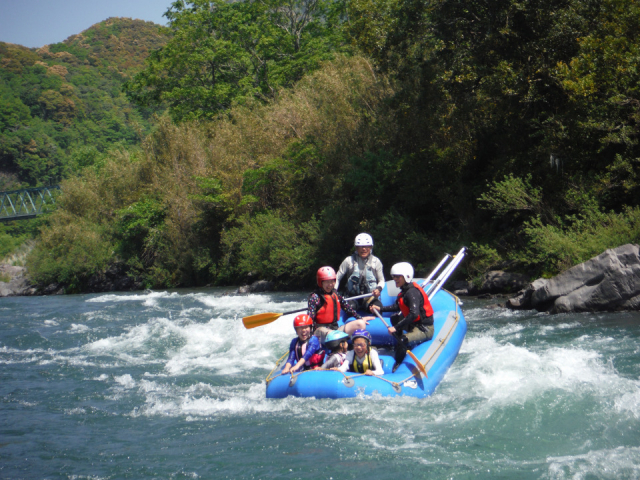 ふるさと交流センターで四万十川のラフティングにトライ(四万十町)