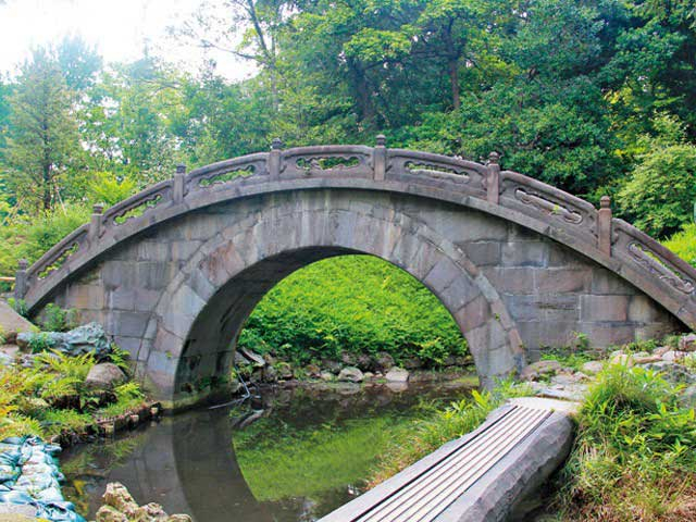 都会を潤す豊かな自然の中でのんびりと紅葉狩り「小石川後楽園」