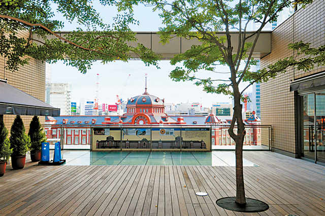 多彩なショップがそろう大規模複合ビル「丸ビル」