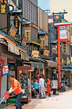 歴史ある商店街でお買い物「仲見世通り」