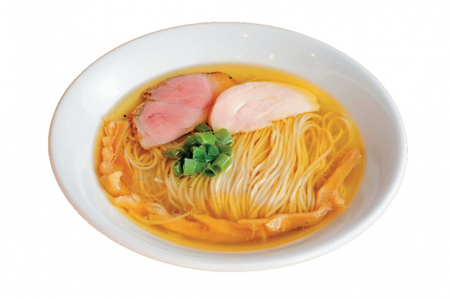 見た目も美しい渾身の塩そば「自家製麺竜葵」