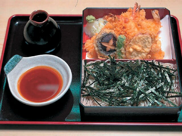 昭和天皇にも献上したそばの名店「竹むら」