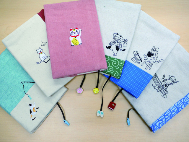 ねこブックカバーで 読書をHAPPYに!