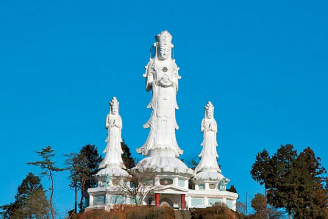 巨大な観音像に圧倒される「鳥居観音」