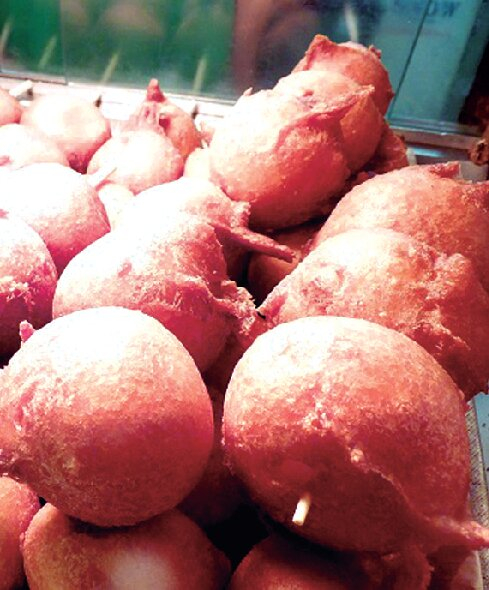 おやつに名物の揚げいもをパクリ「道の駅 望羊中山」