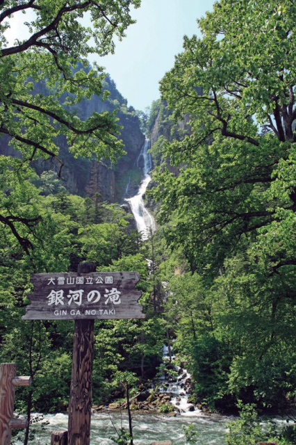 絶壁と水のコントラストが美しい「銀河の滝・流星の滝」