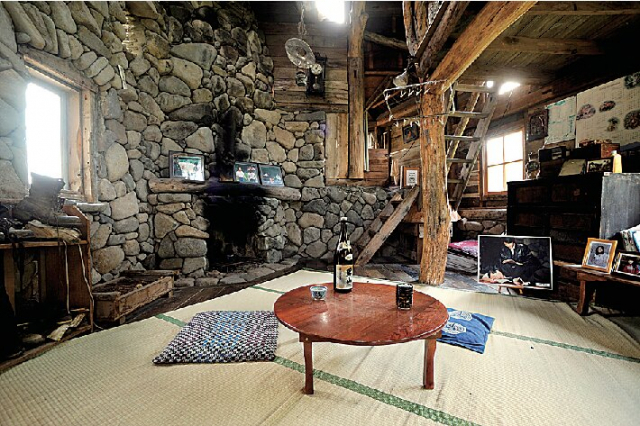 五郎が今でも住んでいるかのよう「五郎の石の家」