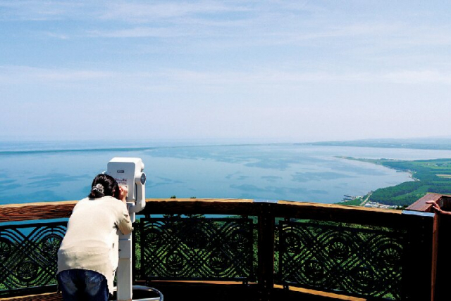 サロマ湖を一望できる絶景展望台「サロマ湖展望台」