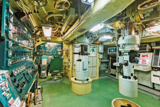 海上自衛隊呉史料館(てつのくじら館)で潜水艦の内部に潜入