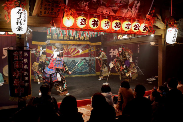 荘厳な神社で本物の石見神楽を観賞【浜田の夜神楽週末公演】