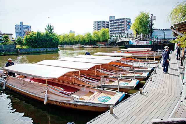 松江城周辺を船でのんびり観光する「堀川めぐり」