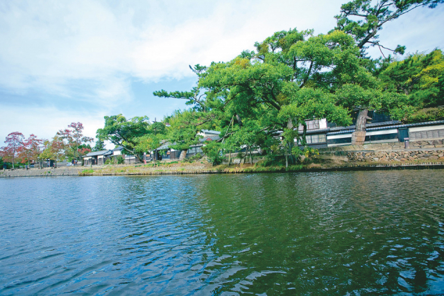 松江城周辺を船でのんびり観光する「堀川めぐり」