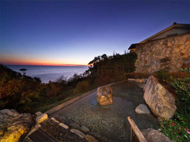 【和歌山県・那智勝浦の日帰り温泉】「眺望バツグン!」「設備充実」「泉質自慢」一日の疲れをリフレッシュできるおすすめ日帰り温泉4選をご紹介