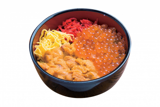 ずらりと並ぶ日本海の魚介をその場で味わう「道の駅 舞鶴港とれとれセンター」