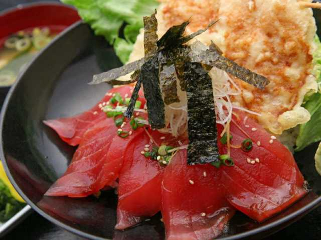 【神奈川県・三浦市のランチ】マグロ、アジ、イサギ、新鮮魚介を握りで!海鮮丼で!ラーメンで!人気の定番メニューや名物料理が味わえる!三浦市でおすすめのおいしいランチスポット5店