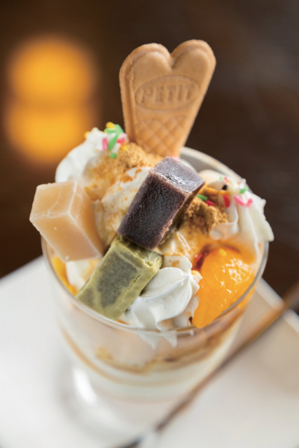 特産の小城羊羹入りのパフェがユニーク「ルージュ・エ・ノアール」