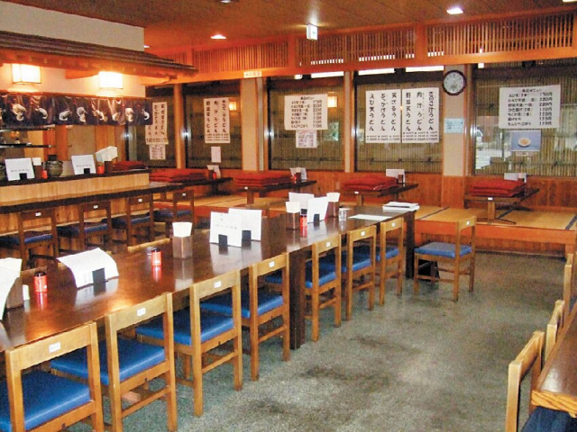 ゴロっとした具の肉汁。白い麺はみずみずしい食感「藤店うどん 大宮店」(大宮)