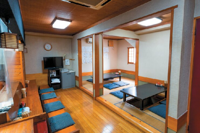 武蔵野うどん特有の極太の手打ち麺「あそび」(小川)