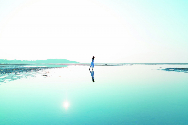 天空の世界とシンクロする絶景ビーチ「キワ・ラ・ビーチ」