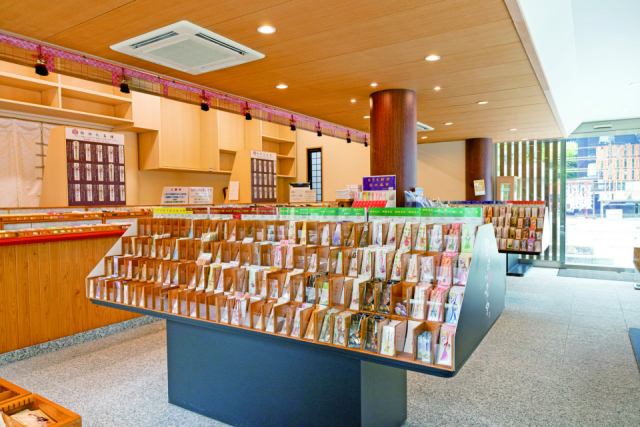 お守りの種類は900以上!「琴崎八幡宮」