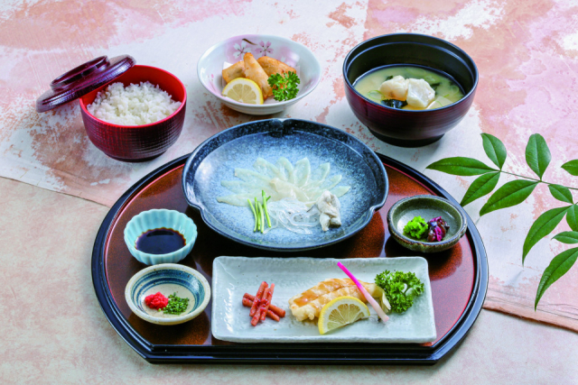 海鮮問屋からの鮮度抜群の魚介を定食で「海鮮市場ふくの関」