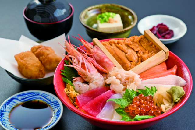 海の幸を主役にした丼が勢ぞろい「奇兵隊」