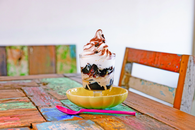 自家焙煎コーヒーの香り高いスイーツを「タカダコーヒー」