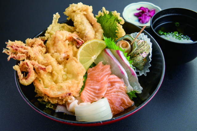 ふぐの天ぷらを豪快な丼で味わう「彦島シーレディース」