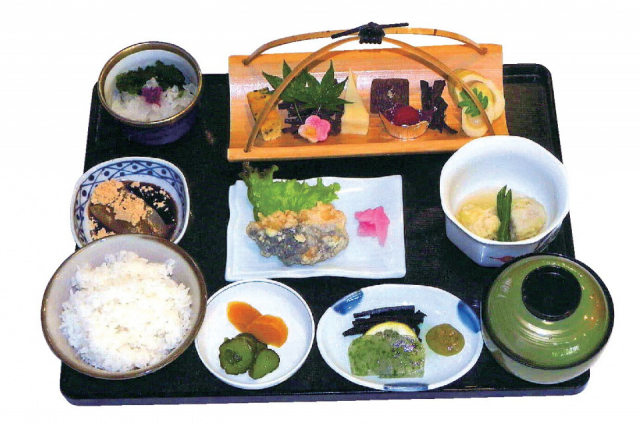 美しい緑色の「川茸」などの郷土料理を賞味「黒門茶屋」