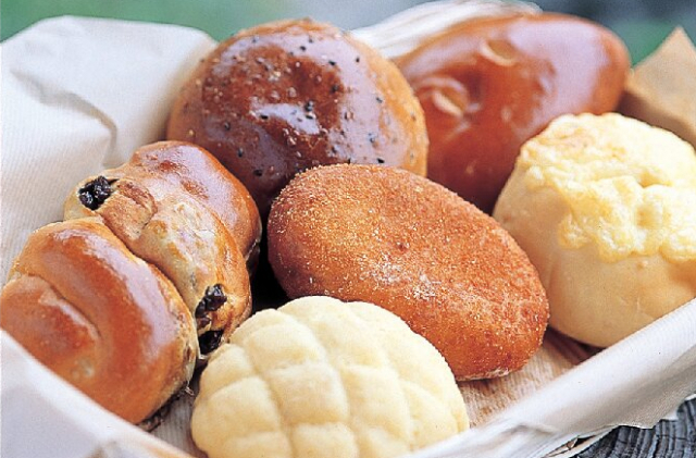 開店と同時に客でいっぱいになるパン屋「月の峠」