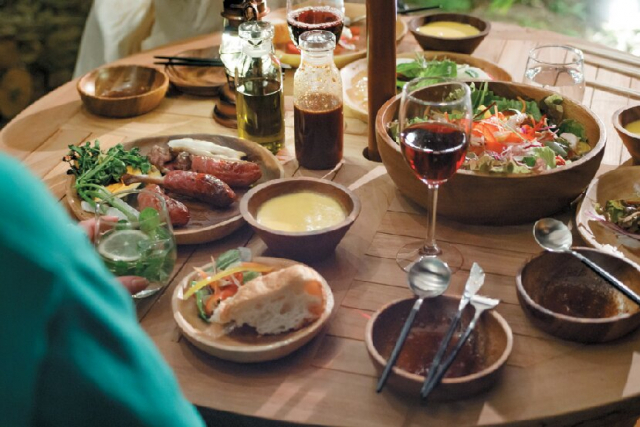 竹林で目覚めキリンと朝ごはん♪「ザ・バンブーフォレスト」