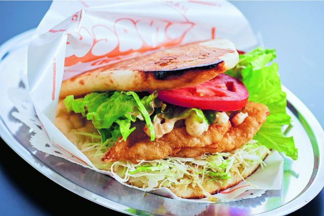 モチモチ食感のナンでふぐフライをサンド「インド料理 ナンダン」