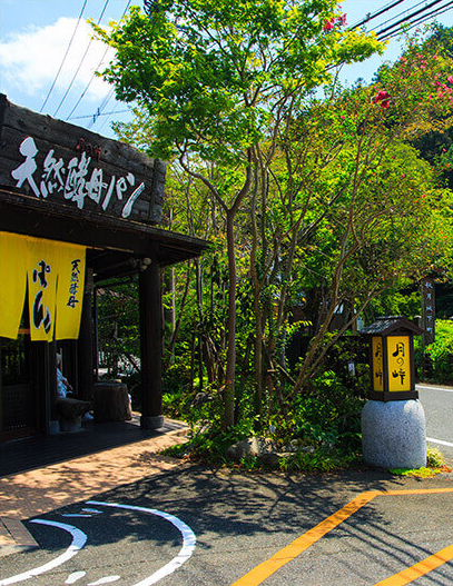 開店と同時に客でいっぱいになるパン屋「月の峠」