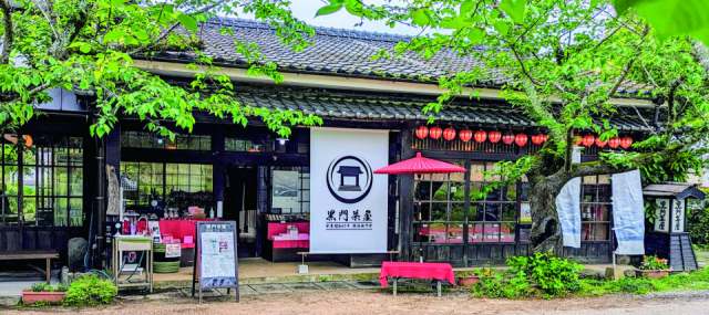 美しい緑色の「川茸」などの郷土料理を賞味「黒門茶屋」