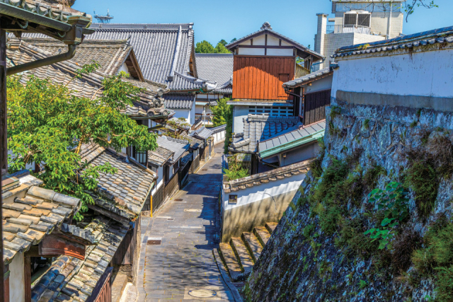 武家屋敷と寺院が混在する景観が広がる「二王座歴史の道」