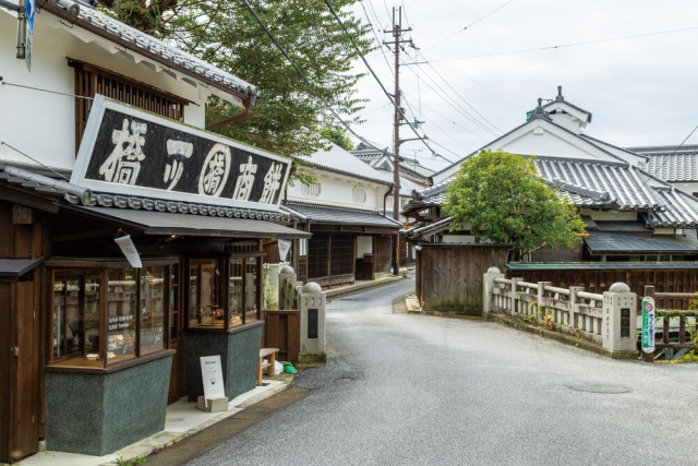 歴史価値の高い多様な建物が残る「新町通り」