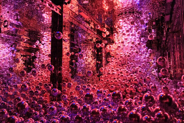 銀色のボールが舞う《変容する連続体 》