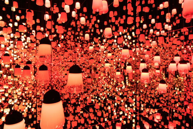 無数のランプが吊るされた《呼応するランプの森:One Stroke - a Year in the Mountains》