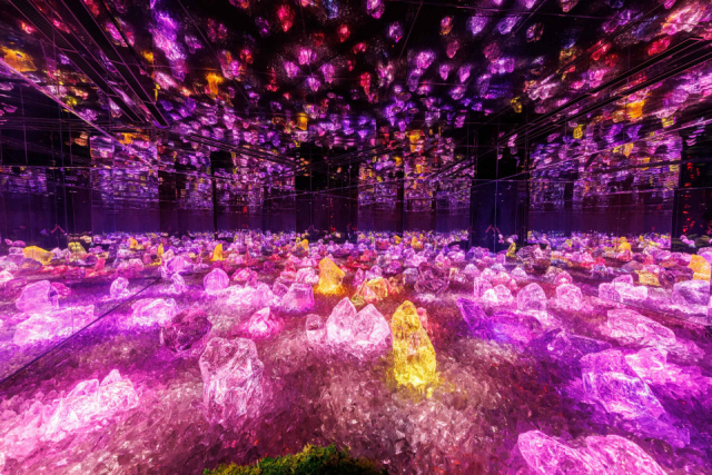 廃物利用のアート!《凝固した光の海》