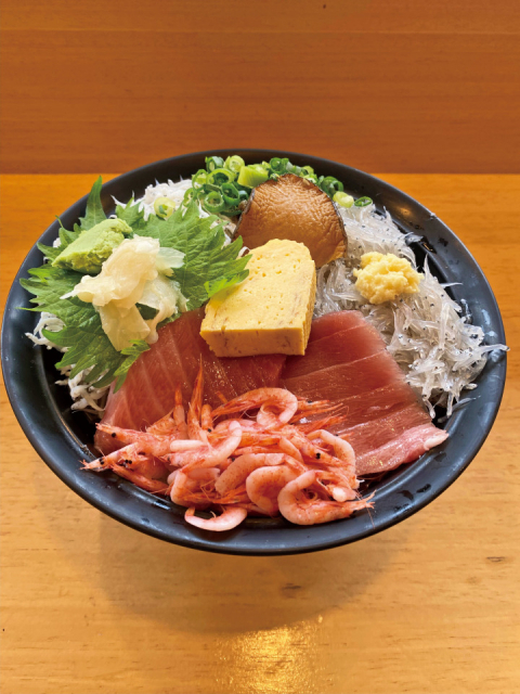 ベテラン職人が腕をふるう!「しらす丼と海鮮の店 次郎丸」