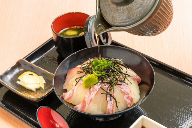 仮屋湾でとれた海の幸メニューが豊富「お食事処 紀水」